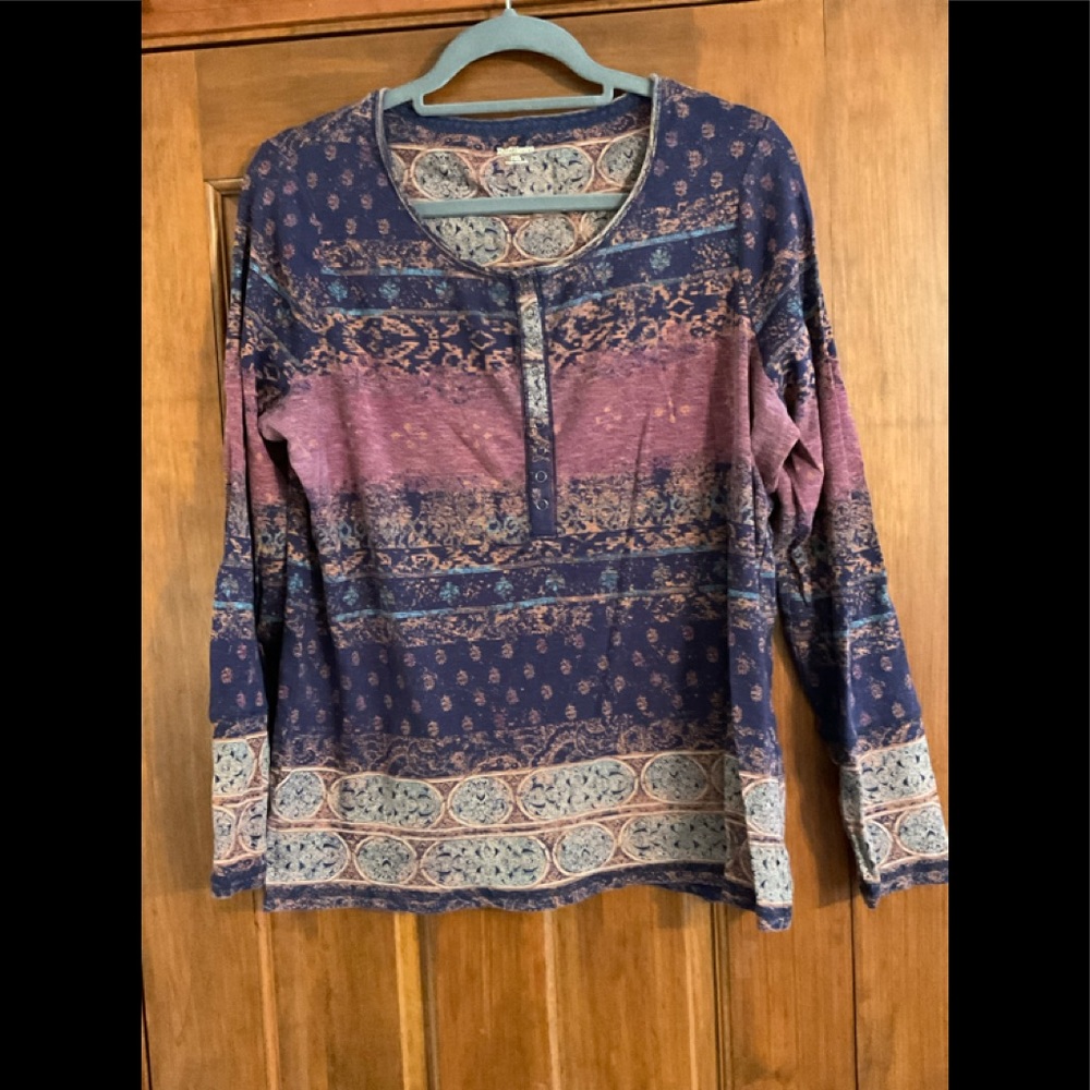 RuffHewn ladies top. Size XL.
